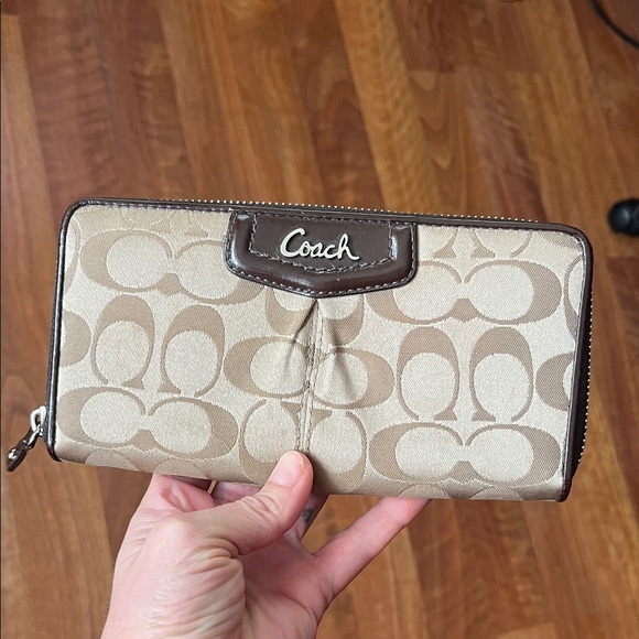 Coach Handbags - Vintage Coach Beige and Dark Brown Zip Wallet